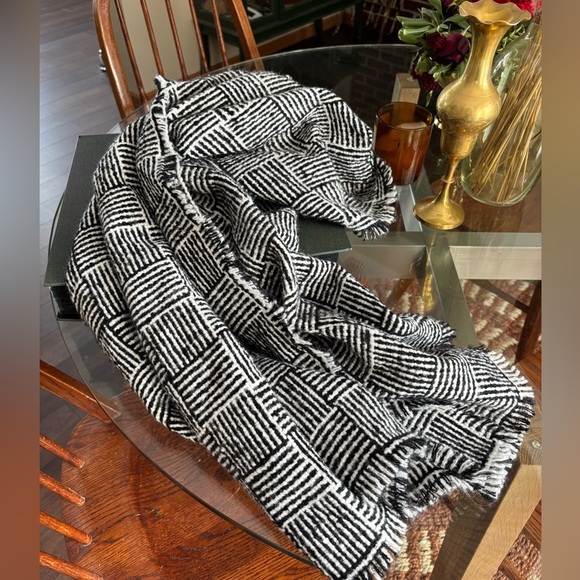 Banana Republic NWT Scarf - Picture 1 of 7